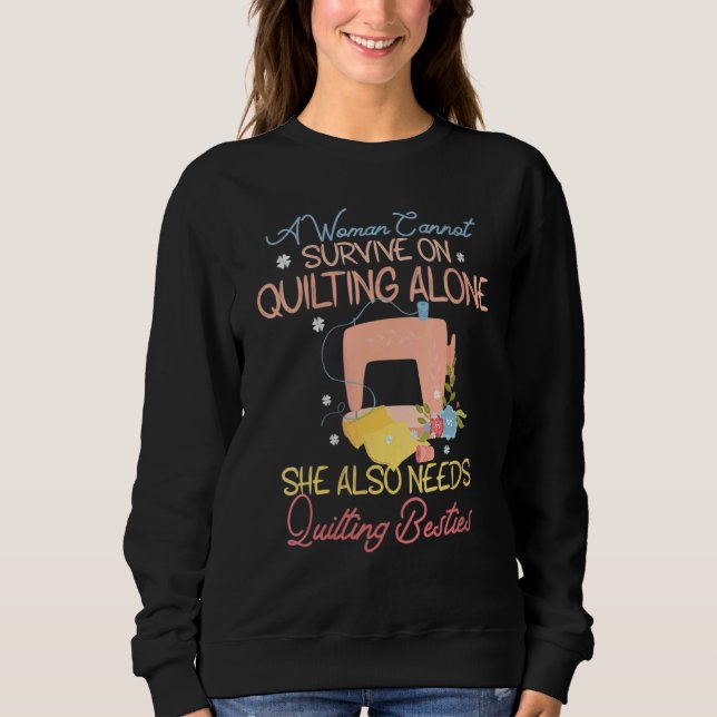 En kvinna kan inte Överleva Quilting Ensam Needs Q T Shirt (Framsida)