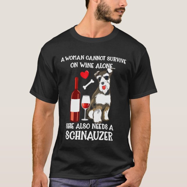 En kvinna kan inte Överleva Vin Ensam Needs Schnau T Shirt (Framsida)
