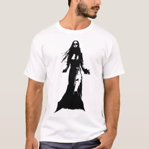 En kvinna med långt hår, med jackat t shirt