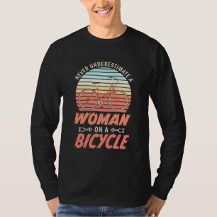 En kvinna på en cykel t shirt