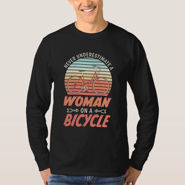 En kvinna på en cykel t shirt (Framsida)
