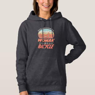 En kvinna på en cykel t shirt