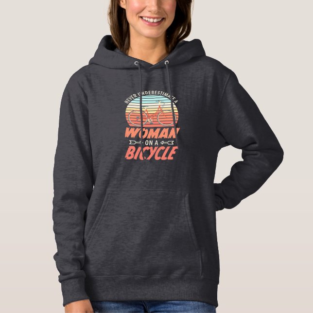 En kvinna på en cykel t shirt (Framsida)