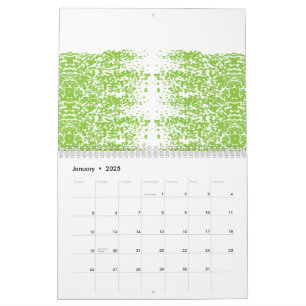 En kvinna som bär en grått-tröjor och glasögonsitt kalender