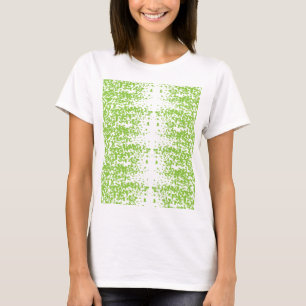 En kvinna som bär en grått-tröjor och glasögonsitt t shirt