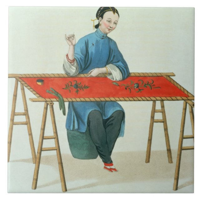 En kvinna som broderar, pläterar 41 från kakelplatta (Framsidan)