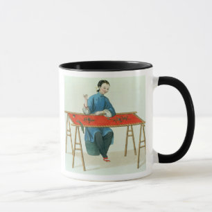 En kvinna som broderar, pläterar 41 från mugg