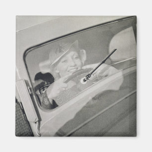 En kvinna som kör, c.1930s (photogravure) magnet