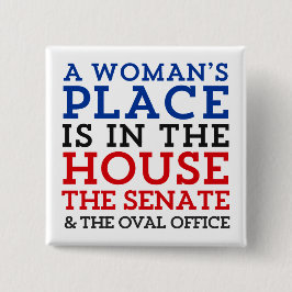 En kvinna ställe är i huset knapp