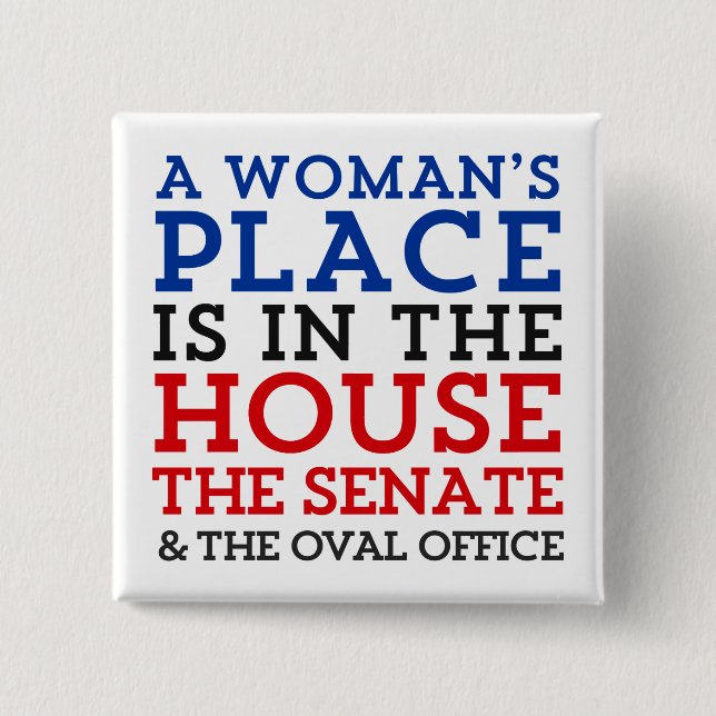 En kvinna ställe är i huset knapp (Framsida)