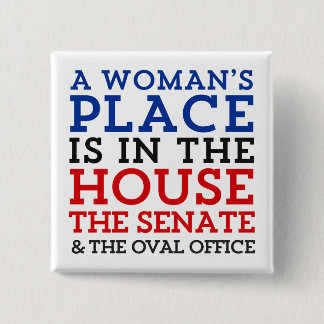 En kvinna ställe är i huset knapp