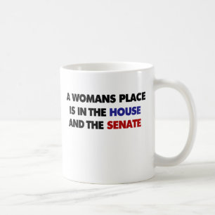 En kvinna ställe är i huset och i senaten kaffemugg