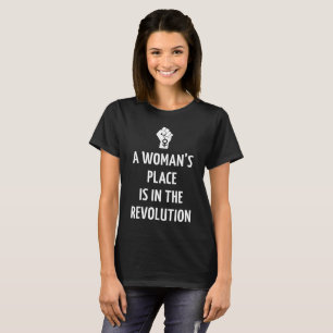 EN KVINNA STÄLLE ÄR I REVOLUTIONEN T-SHIRT