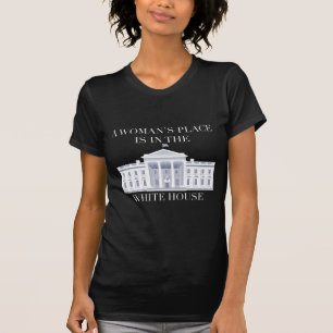En kvinna ställe är i Vita huset T-shirt