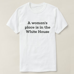 En kvinna ställe är i Vita huset Tee Shirt