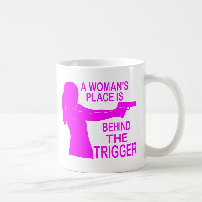 EN KVINNA STÄLLE KAFFEMUGG (Höger)