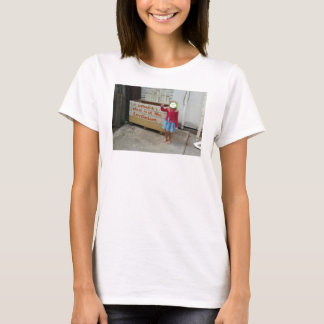 En kvinna ställe t-shirt