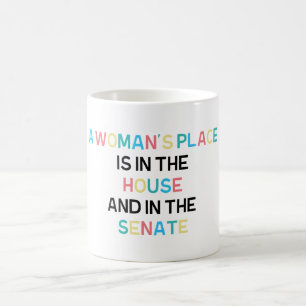 En kvinna ställemugg kaffemugg