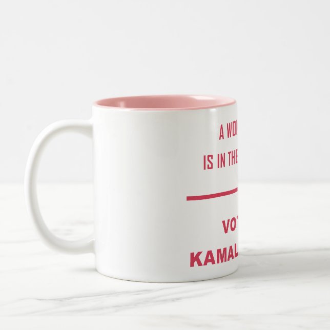 EN KVINNAS PLATS ÄR I... Två-Tonad MUGG (Vänster)