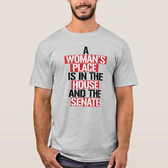 En kvinnas ställe är i huset och senaten t shirt (Framsida)