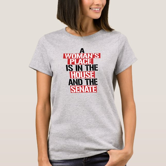 En kvinnas ställe är i huset och senaten t shirt (Framsida)