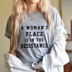 En kvinnas Ställe är i motståndet Tee Shirt