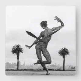 En kvinnas styrka fyrkantig klocka