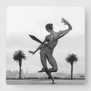 En kvinnas styrka fyrkantig klocka