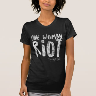 En kvinnatumult vid den nätt tuffen t-shirt