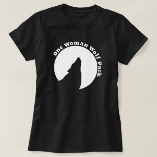 En kvinnavargpacke i svart tee shirt