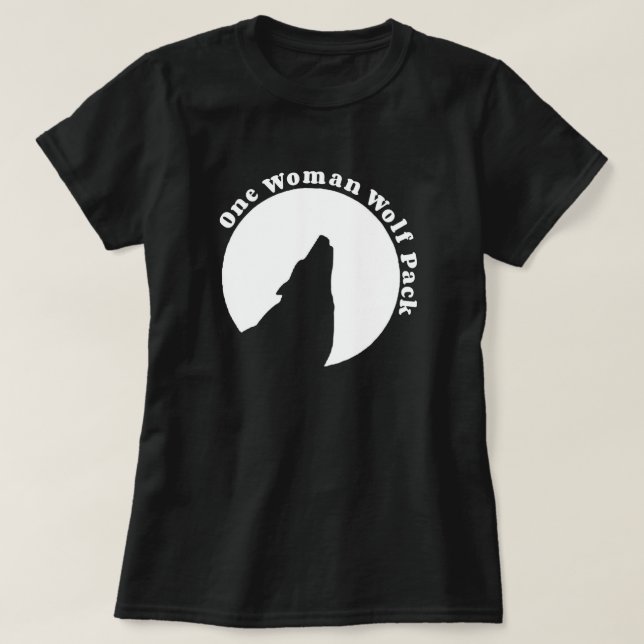En kvinnavargpacke i svart tee shirt (Design framsida)