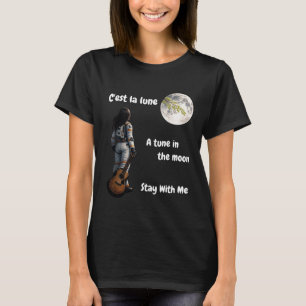 en kvinnlig astronaut på månen med en gitarr t shirt