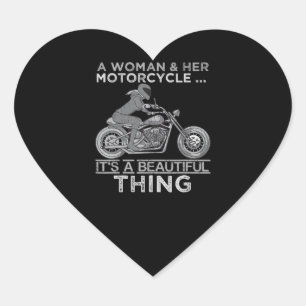 En kvinnlig och hennes motorcykelkonst för Biker Hjärtformat Klistermärke