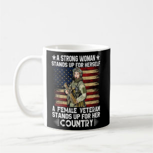 En kvinnlig veteran står upp för hennes Land Kaffemugg