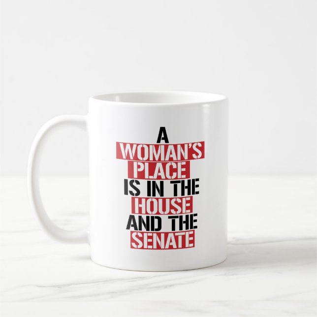 EN KVINS STÄLLE ÄR I KAMMAREN OCH SENAT KAFFEMUGG (Vänster)