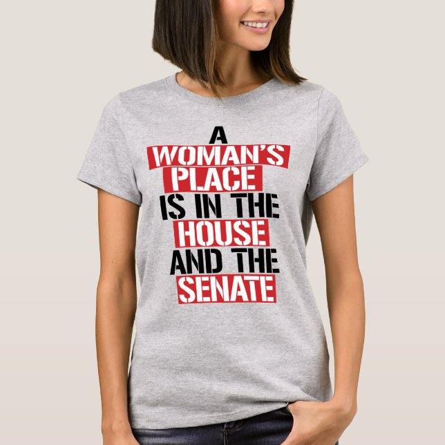 EN KVINS STÄLLE ÄR I KAMMAREN OCH SENAT T SHIRT (Framsida)