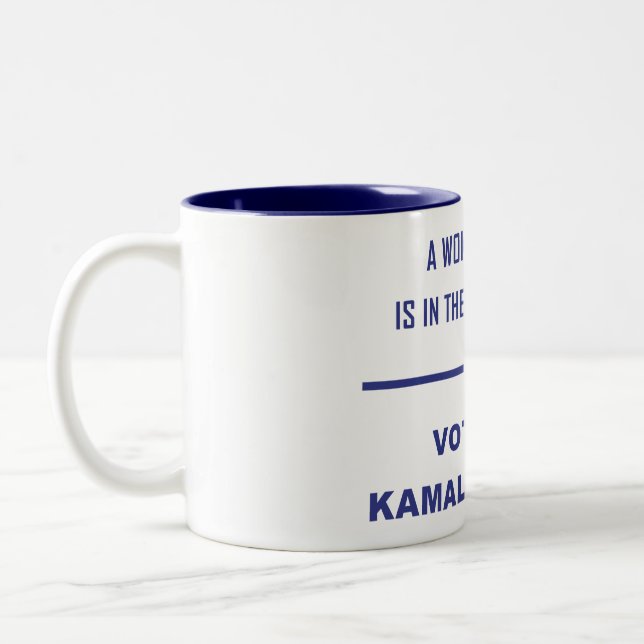 EN KVINS STÄLLE ÄR I... Två-Tonad MUGG (Vänster)