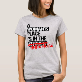 EN KVINS STÄLLE ÄR I VITHUSET T SHIRT