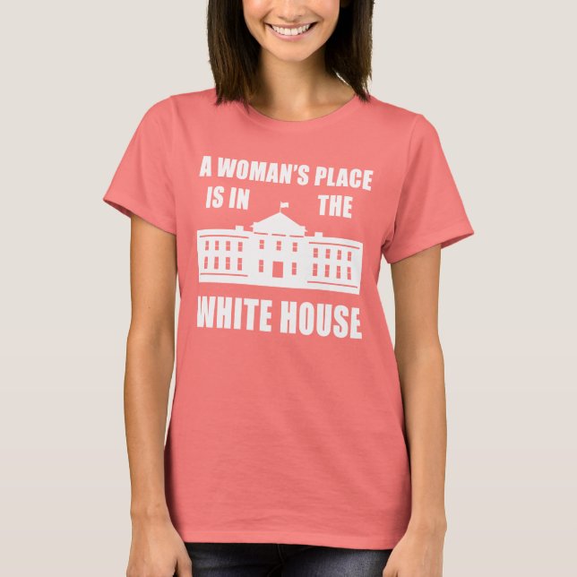 "EN KVINS STÄLLE ÄR I VITHUSET" TEE SHIRT (Framsida)
