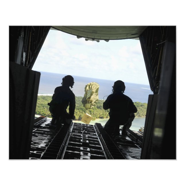 En låda med humanitära varor fototryck (Framsidan)