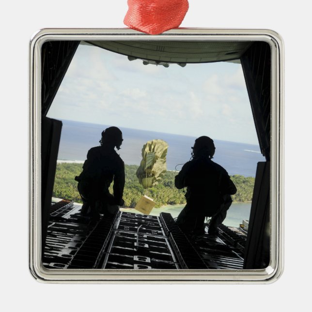 En låda med humanitära varor julgransprydnad metall (Framsidan)