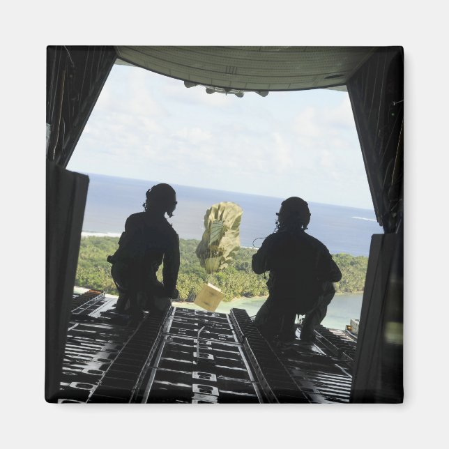 En låda med humanitära varor magnet (Framsidan)