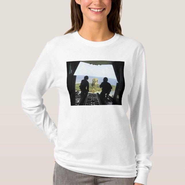 En låda med humanitära varor tröja (Framsida)