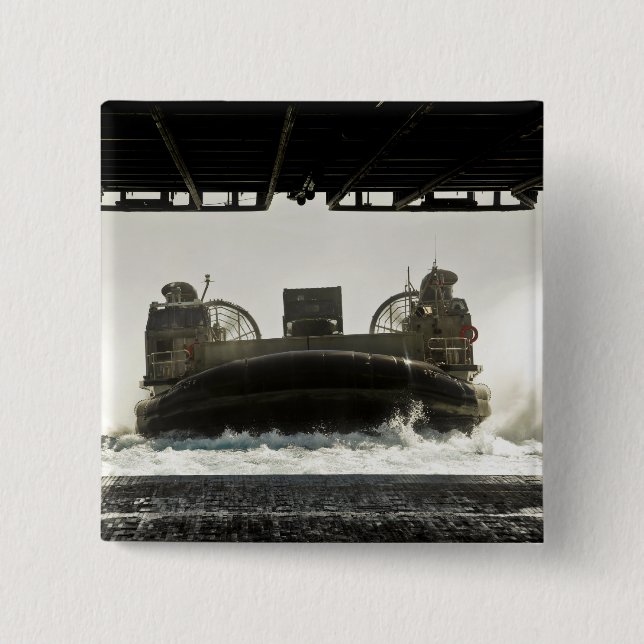 En landningsbåt i luft förbereder sig för att gå i knapp (Framsida)