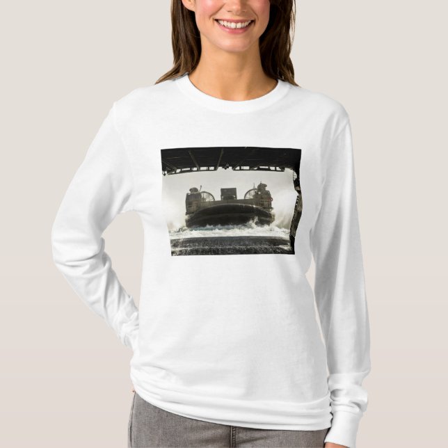 En landningsbåt i luft förbereder sig för att gå i tröja (Framsida)