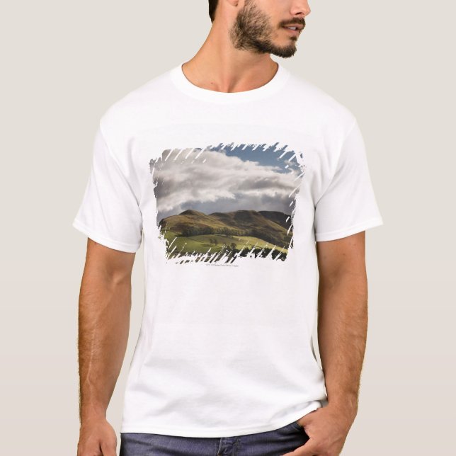 En landskap med Rolling Hills och moln uppe i T Shirt (Framsida)
