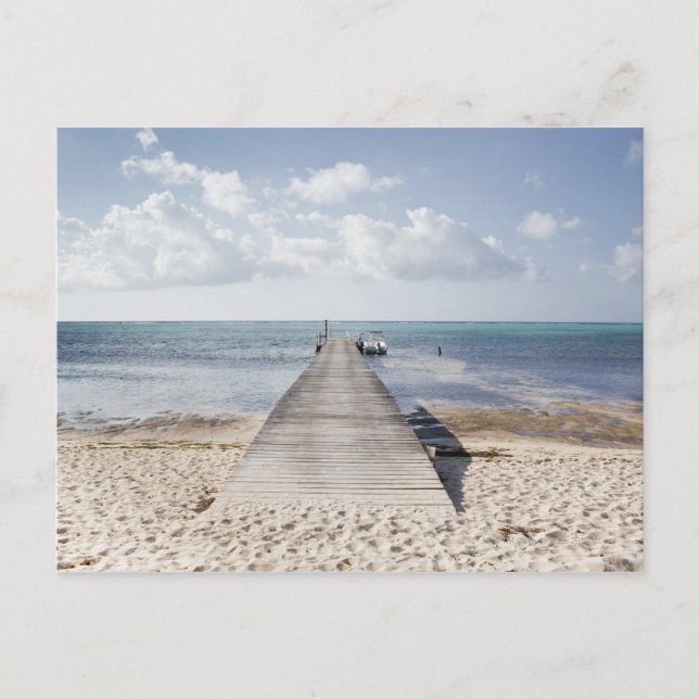 En lång hamn med en båt i slutet sträcker sig ut vykort (Framsida)