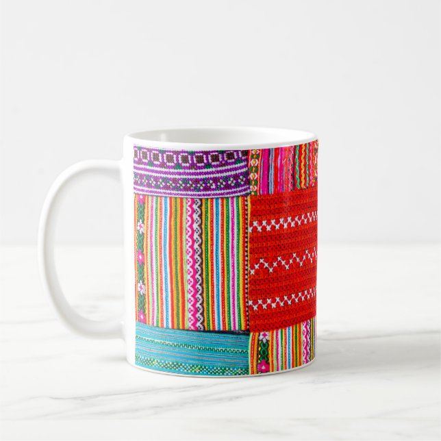 en lapptäcke i multifärgad som ligger vid stil kaffemugg (Vänster)