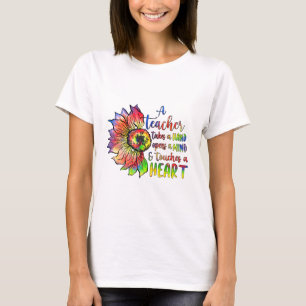 En lärare rör vid ett hjärta t shirt