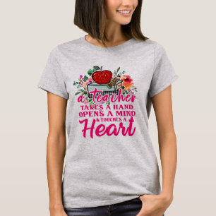 En lärare tar en hand present till lärare t shirt